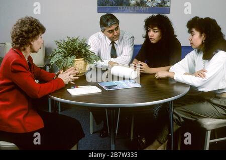 Austin Texas USA, vers 1988: La mère hispanique et le père se joignent à leur fille adolescente dans le bureau de son conseiller d'école secondaire pour discuter des questions familiales.©Bob Banque D'Images