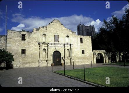 San Antonio, Texas USA, mai 2000 : l'Alamo dans le centre-ville de San Antonio. Autrefois une mission espagnole, c'est l'attraction touristique la plus populaire du Texas. En tant que « la Reine de la liberté du Texas », c'est là que des soldats texans se sont rebelus contre l'armée mexicaine sur 6 mars 1836. ©Bob Daemmrich Banque D'Images