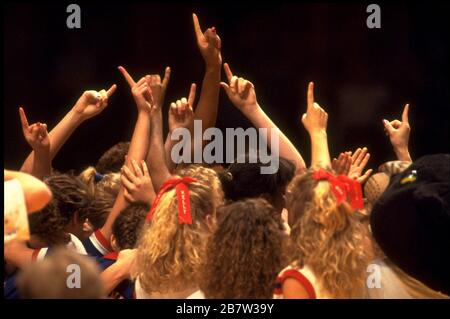 Austin Texas USA: Les membres de l'équipe de basket-ball des filles de lycée montrent qu'ils sont le numéro 1 après avoir gagné le titre au tournoi de l'État. ©Bob Daemmrich Banque D'Images