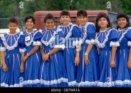 Austin, Texas USA : les adolescentes vêtues de costumes en troupe de danse attendent d'aller sur scène pour se produire lors de la célébration du Cinco de Mayo à Fiesta Gardens. ©Bob Daemmrich Banque D'Images