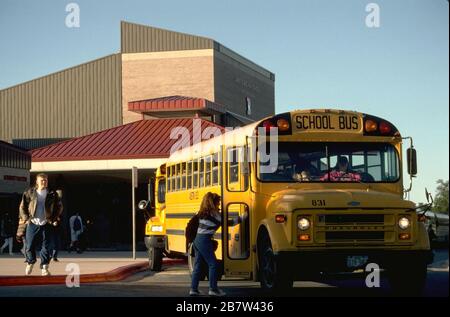 Les lycéens embarquant dans des bus après l'école. ©Bob Daemmrich Banque D'Images