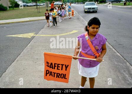 Austin Texas USA: Un membre de patrouille de sécurité d'école primaire aide les camarades de classe à traverser les rues en toute sécurité après l'école. ©Bob Daemmrich Banque D'Images