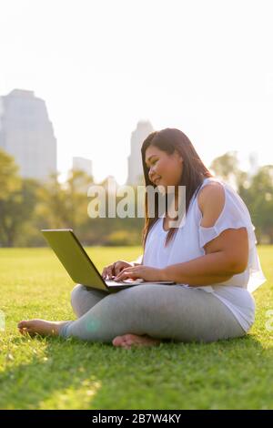 Belle surpoids Asian woman relaxing at the park Banque D'Images