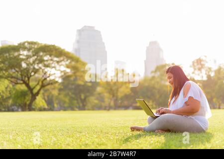 Belle surpoids Asian woman relaxing at the park Banque D'Images