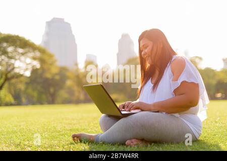 Belle surpoids Asian woman relaxing at the park Banque D'Images