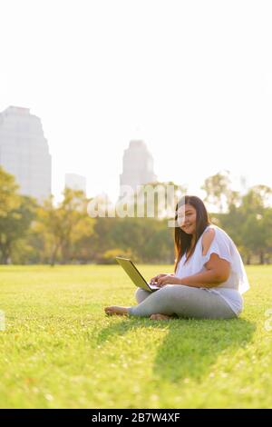 Belle surpoids Asian woman relaxing at the park Banque D'Images