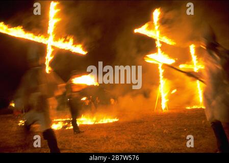 Bastrop Texas USA, 22 août 1982 : le groupe de haine du sud Ku Klux Klan (KKK) organise un rallye nocturne et un feu de croix dans un champ. ©Bob Daemmrich Banque D'Images