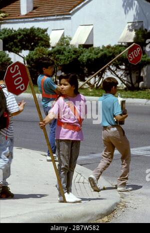 San Antonio Texas USA: Les enfants de l'école primaire obéissent aux gardes de passage à l'école pour traverser en toute sécurité rue après l'école. ©Bob Daemmrich Banque D'Images