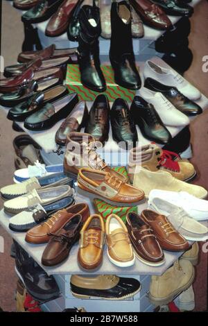 Austin, Texas, États-Unis : chaussures pour hommes exposées en magasin au Highland Mall. ©Bob Daemmrich Banque D'Images