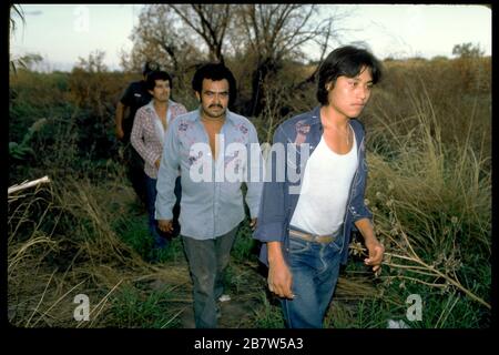 L'agent de la patrouille frontalière des États-Unis appréhende de jeunes hommes mexicains pris en traversée illégale vers le Texas. ©Bob Daemmrich Banque D'Images