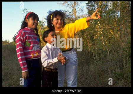 Austin Texas USA: La mère hispanique avec ses enfants marchent dans un parc de quartier près de leur maison. M. ©Bob Daemmrich Banque D'Images