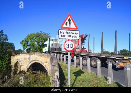 camion ne passant pas de sentier pour les piétons sur la route devant panneau d'avertissement sur le pont traversant la rivière derwent à sutton sur derwent royaume-uni Banque D'Images