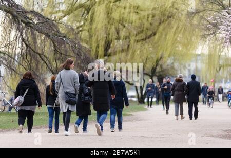 Hambourg, Allemagne. 18 mars 2020. Les hamburgers vont faire une promenade le long de l'Aussenalster vers 12h30. Crédit: Markus Scholz/dpa/Alay Live News crédit: dpa Picture Alliance/Alay Live News Banque D'Images