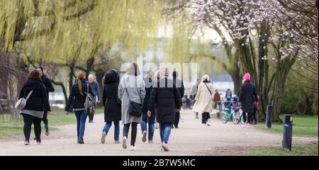 Hambourg, Allemagne. 18 mars 2020. Les hamburgers vont faire une promenade le long de l'Aussenalster vers 12h30. Crédit: Markus Scholz/dpa/Alay Live News crédit: dpa Picture Alliance/Alay Live News Banque D'Images