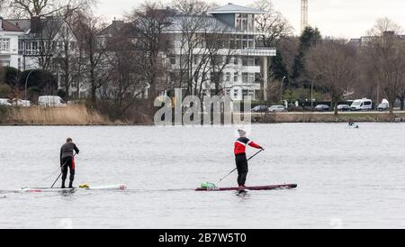 Hambourg, Allemagne. 18 mars 2020. Deux paddlers de stand-up se rassemblent sur l'Außenalster. Crédit: Markus Scholz/dpa/Alay Live News Banque D'Images