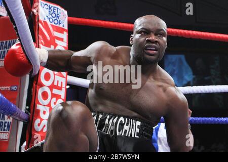 John McDermott (short blanc/bleu) défaites Larry Olubamiwo dans un concours de boxe à poids lourd pour le titre de la région du Sud à York Hall, Bethnal Green, Lo Banque D'Images