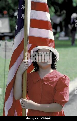 San Antonio, Texas Etats-Unis: Une adolescente porte le drapeau américain lors de la fête du quartier le 4 juillet. ©Bob Daemmrich Banque D'Images