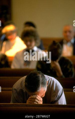 Killeen Texas USA, 1991 octobre : les personnes en deuil assistent à un service commémoratif pour les victimes d'une fusillade de masse à la cafétéria Luby's à Killeen. Le 16 octobre. George Hennard, un habitant de 35 ans de Killeen, s'est écrasé une prise en charge dans le restaurant et a tué 23 personnes avant de se tuer. ©Bob Daemmrich Banque D'Images