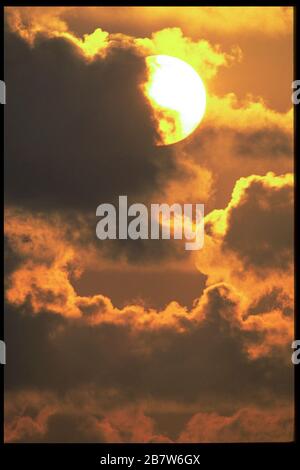 Lever du soleil à travers les nuages tôt le matin. ©Bob Daemmrich Banque D'Images