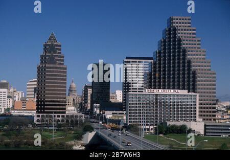 Austin, Texas, États-Unis, 1988 : horizon du centre-ville à l'été 1988 ; les plus hauts bâtiments, Congrès 100 et Congrès 101, bordent le Capitole du Texas. ©Bob Daemmrich Banque D'Images