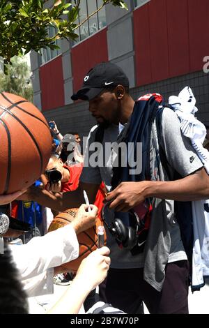 ***PHOTO DU FICHIER*** Kevin durant parmi quatre joueurs NBA filets avec Coronavirus. LAS VEGAS, NV - 27 JUILLET : Kevin durant a vu quitter Media Day au Mendenhall Center à l'UNLV à Las Vegas, Nevada, le 27 juillet 2018. Crédit: Damas carter/MediaPunch Banque D'Images