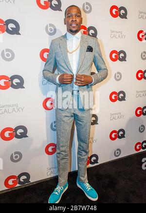 ***PHOTO DU FICHIER*** Kevin durant parmi quatre joueurs NBA filets avec Coronavirus. LA NOUVELLE-ORLÉANS, LA - 15 FÉVRIER : Kevin durant (Oklahoma City Thunders), joueur de la NBA, se posant au GQ & Lebron James NBA All Star style Party parrainé par Samsung Galaxy le samedi 15 février 2014 au Ogden Museum of Southern Art de la Nouvelle-Orléans, Louisiane, avec une séance de jam live de l'artiste primé grammy Roots. Crédit photo:RTNEscanelle/MediaPunch Banque D'Images