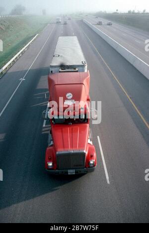 Austin Texas États-Unis : camions et voitures voyageant sur l'Interstate Highway 35 à travers le comté de Travis. ©Bob Daemmrich Banque D'Images