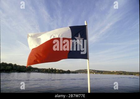 Austin, Texas États-Unis : drapeau du Texas survolant le lac Austin. ©Bob Daemmrich Banque D'Images