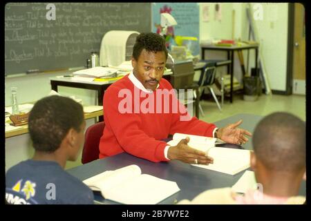 Austin Texas USA: Professeur d'éducation spéciale noir travaillant avec des élèves du collège noir dans une classe publique. M. ©Bob Daemmrich/ Banque D'Images