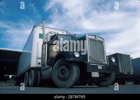 Lubbock, Texas États-Unis : engin de remorque-tracteur chargeant du fret à l'entrepôt. ©Bob Daemmrich Banque D'Images