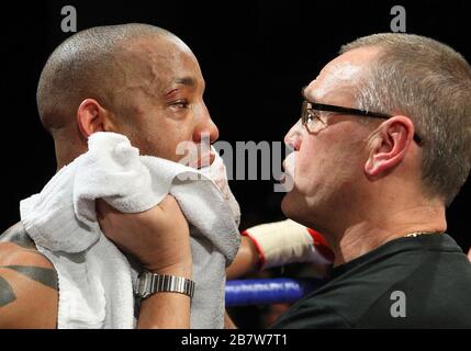 Steve Williams (short rouge/blanc) bat Michael Grant lors d'un concours de boxe Light-Welterweight pour remporter le titre anglais au York Hall, Bethnal Green, p Banque D'Images