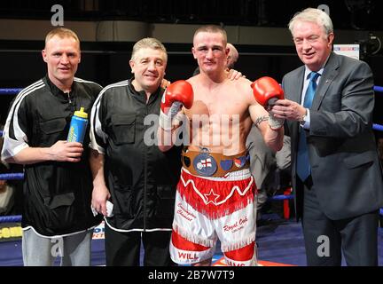 Steve Williams (short rouge/blanc) bat Michael Grant lors d'un concours de boxe Light-Welterweight pour remporter le titre anglais au York Hall, Bethnal Green, p Banque D'Images