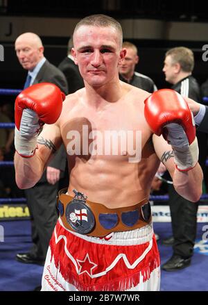 Steve Williams (short rouge/blanc) bat Michael Grant lors d'un concours de boxe Light-Welterweight pour remporter le titre anglais au York Hall, Bethnal Green, p Banque D'Images