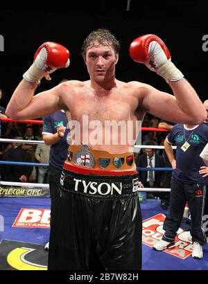 Tyson Fury (short noir) bat John McDermott dans un concours de boxe à fort poids pour le titre anglais au Centre international Brentwood, promu Banque D'Images