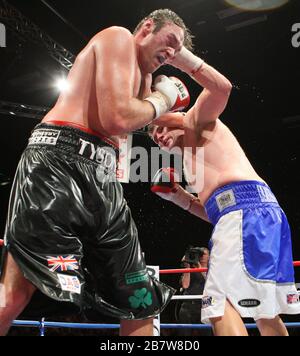 Tyson Fury (short noir) bat John McDermott dans un concours de boxe à fort poids pour le titre anglais au Centre international Brentwood, promu Banque D'Images