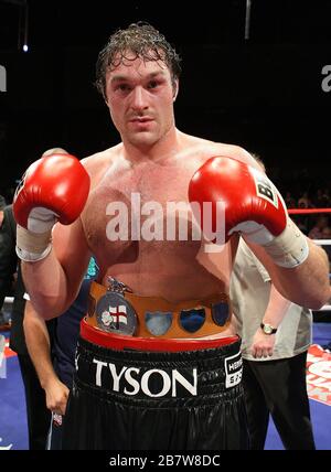 Tyson Fury (short noir) bat John McDermott dans un concours de boxe à fort poids pour le titre anglais au Centre international Brentwood, promu Banque D'Images