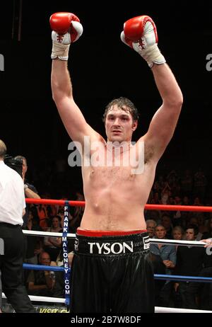 Tyson Fury (short noir) bat John McDermott dans un concours de boxe à fort poids pour le titre anglais au Centre international Brentwood, promu Banque D'Images