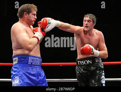 Tyson Fury (short noir) bat John McDermott dans un concours de boxe à fort poids pour le titre anglais au Centre international Brentwood, promu Banque D'Images