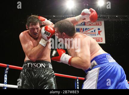 Tyson Fury (short noir) bat John McDermott dans un concours de boxe à fort poids pour le titre anglais au Centre international Brentwood, promu Banque D'Images