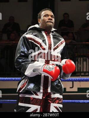 Derek Chisora (Union Jack short) bat Zurab Noniashviliu dans un concours de boxe à poids lourd au York Hall, promu par Frank Warren Banque D'Images