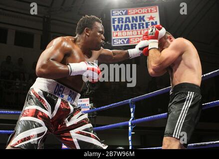 Derek Chisora (Union Jack short) bat Zurab Noniashviliu dans un concours de boxe à poids lourd au York Hall, promu par Frank Warren Banque D'Images