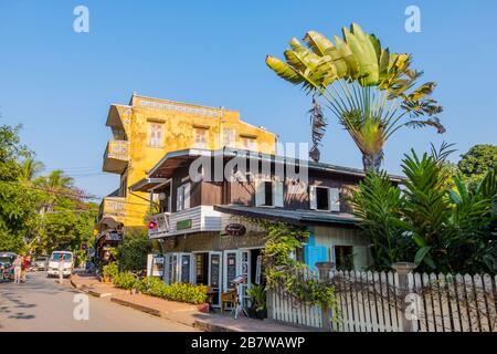 Khem Kong, rue au bord de la rivière, vieille ville, Luang Prabang, Laos Banque D'Images