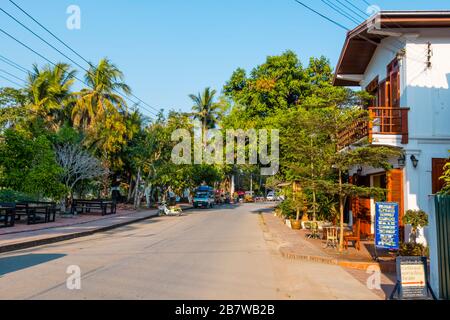 Khem Kong, rue au bord de la rivière, vieille ville, Luang Prabang, Laos Banque D'Images