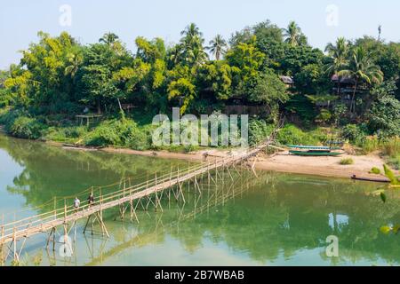 Pont en bambou, rivière Nam Khan, Luang Prabang, Laos Banque D'Images