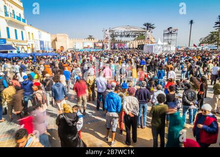 Foules au festival de musique du monde Essauoira Gnawa au Maroc Banque D'Images