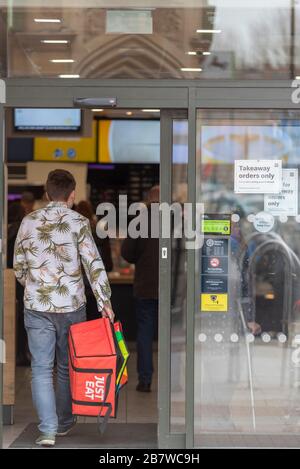 Southend on Sea, Essex, Royaume-Uni. 18 mars 2020. Un certain nombre d'entreprises de Southend on Sea sont touchées par la situation entourant COVID-19 au Royaume-Uni. Les points de vente de nourriture tels que McDonalds sont devenus à emporter ou à la livraison seulement. Un service de messagerie à manger juste entrant Banque D'Images