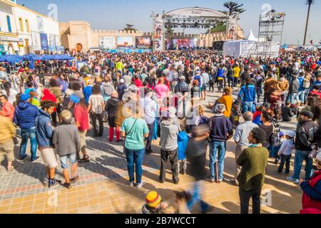 Foules au festival de musique du monde Essauoira Gnawa au Maroc Banque D'Images