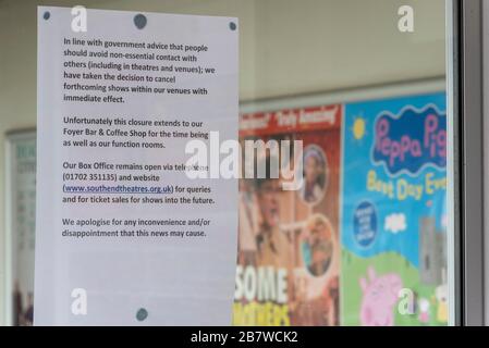 Southend on Sea, Essex, Royaume-Uni. 18 mars 2020. Un certain nombre d'entreprises de Southend on Sea sont touchées par la situation entourant COVID-19 au Royaume-Uni. Les lieux de divertissement sont fermés. Avis de fermeture du théâtre Cliffs Pavilion avec publicité pour les événements Banque D'Images