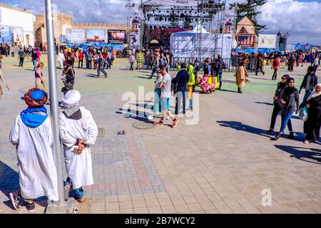 Foules au festival de musique du monde Essauoira Gnawa au Maroc Banque D'Images