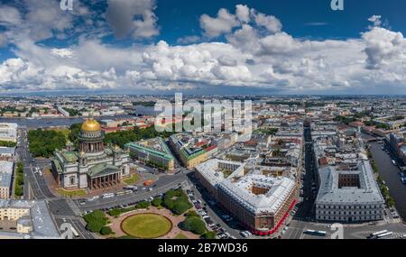 Photo aérienne panorama de la cathédrale d'Isaac à l'heure du jour, panorama de la ville, paysage urbain, dôme doré, rivière Neva, place, rues et toits de la ville Banque D'Images